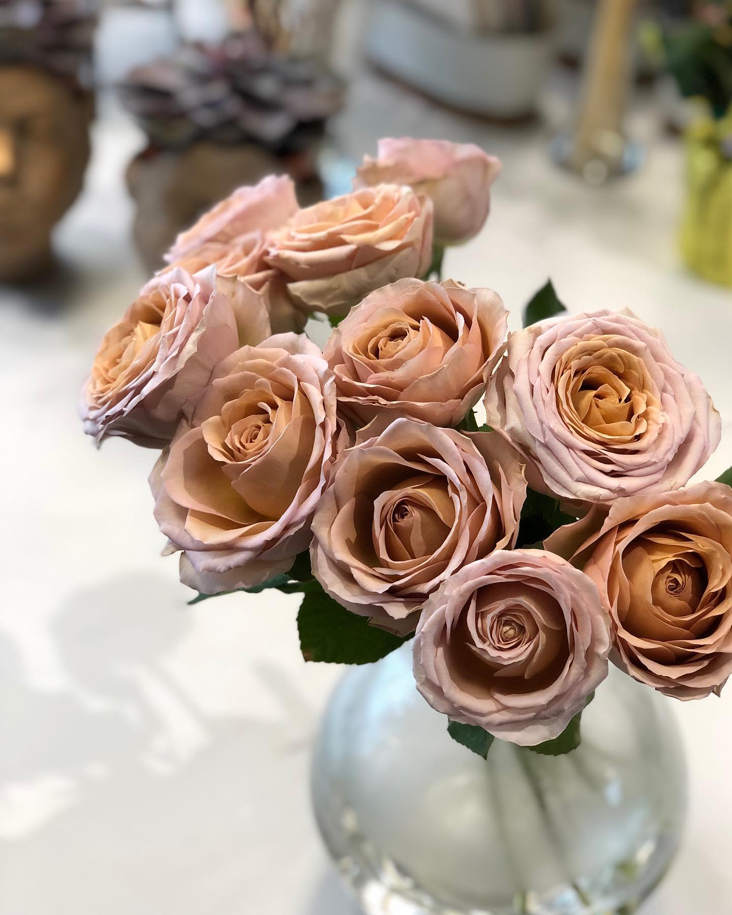 Erilised lilled erilisteks sündmusteks. Cappucino tooni roos. #lilled #lilledkulleriga #lilledkullerigakoju #lillepood #pulm #wedding #pulmaaastapäev